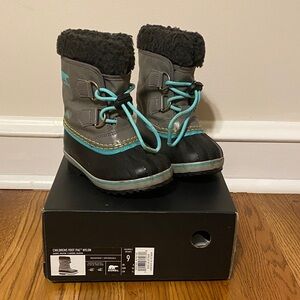 Sorel Yoot PAC Nylon Kids snow Boots in Black, Gray, and Teal GUC
